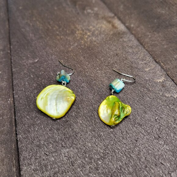 Triple Tiered Mother of Pearl Necklace - Picture 4 of 5